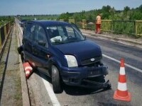 Carambol în județul Dâmbovița. O autoutilitară şi două autoturisme s-au izbit violent pe un pasaj rutier în lucru