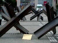 Sculptură din obstacolele antitanc de la Kiev, expusă la Iași: „Cercul mișcător” a provocat fiori refugiaților ucraineni