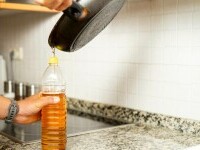 O mare parte din uleiul uzat din gospodării ajunge în canalizare. O picătură poate polua 1.000 de litri de apă