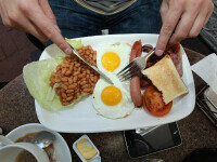 Englezii au ajuns să cheltuie 8 euro pentru a-și găti un mic dejun. Singurele ieftiniri, la băuturile alcoolice