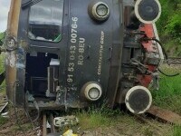Locomotivă răsturnată pe calea ferată în județul Hunedoara. Mecanicul a fost transportat la spital