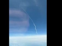 VIDEO Momentul în care o rachetă trece pe lângă un avion. Imaginile surprinse de un pasager