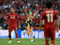 Suma colosală câștigată de blonda care a întrerupt finala Liverpool - Tottenham în 2019. Cu ce se ocupă acum