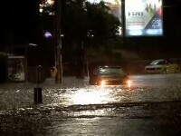 Ploaia a transformat străzile din Craiova în râuri. Mașinile, inundate după ce canalizarea a refulat