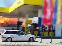 Incendiu violent la câțiva metri de o benzinărie din Roman. Șoseaua de centură a fost închisă