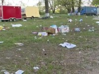 Munți de gunoaie după turiști, la petrecerile de 1 mai. De ce au fost strânse cu întârziere