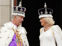 Membri familiei regale britanie salută mulțimea de la balconul Palatului Buckingham, regele Charle, regina Camilla