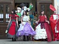 Paradă de modă inedită la Cetatea Alba Carolina. Liceeni au prezentat costume „eco”