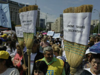 Mitingul general al profesorilor, în imagini. Protestatarii au cântat imnul național în Piața Victoriei | FOTO&VIDEO