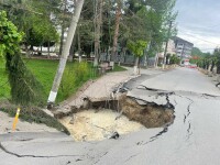 Prefectul de Prahova anunţă că tasarea craterului de 2 m adâncime din Slănic Prahova prezintă urme de stabilizare