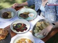 Ce specialități grecești au mâncat românii în Thassos, de Paște. Ziua au stat la plajă, iar seara, la cumpărături
