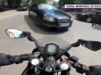 Impactul dintre o motocicletă și o mașină, filmat cu camera de pe cască. Ce a pățit motociclistul