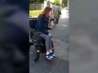 Incident revoltător în Craiova. Tânără în scaunul cu rotile, umilită de un șofer de autobuz. Este cercetat disciplinar