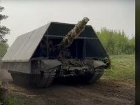 Faceți cunoștință cu „Hambarul blindat”. Trupele ruse transformă tancurile în adevărați monștri pentru a-i proteja de drone