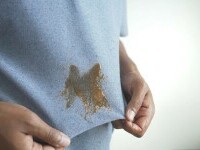 (P) Patru pași pentru a îndepărta petele de grăsime (de la sosul de grătar) de pe haine