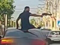 Doi indivizi s-au urcat pe capota unei maşini în mers și au îndreptat un pistol către trecători, în Teleorman | VIDEO