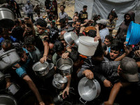 Copiii din Gaza, forțați să caute hrană în gunoaie. Ajutorul umanitar este blocat complet | GALERIE FOTO