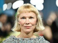 Pamela Anderson a apărut cu un nou look la Met Gala 2025. Cine a însoțit-o pe actriță pe covorul roșu. GALERIE FOTO