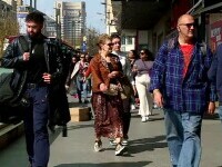 oameni pe strada bucuresti
