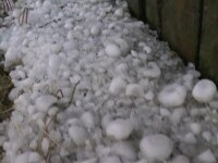 Furtunile au făcut ravagii în țară. Un sat din Mehedinți a fost „ciuruit” de grindină cât mărul: „Nu mai e nicio țiglă!”