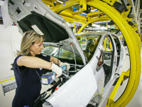 Comisia Europeană dă o mână de ajutor industriei auto. UE „îmblânzește” normele de poluare