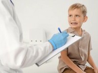 Aproape jumătate dintre români iau pastile ”după ureche”. Părinții fac pe doctorii și pun în pericol viețile copiilor