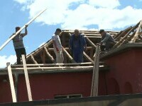 Furtuna puternică a distrus sute de locuințe într-o comună din Mehedinți. Oamenii încearcă să repare urgent acoperișurile