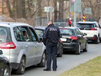 Descoperire de 150.000 de euro în BMW-ul unui român, în Germania. Ce au găsit vameșii după un control