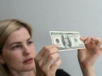 O femeie s-a dus să schimbe cinci bancnote false de 100 de dolari la un exchange din Constanța. Ce a urmat