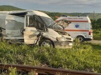 O dubiță în care se aflau doi tineri a fost spulberată de tren, în Vaslui. Au scăpat ca prin minune