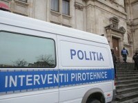 Aproximativ 1.000 de persoane s-au autoevacuat dintr-o biserică din Arad, după o alertă cu bombă. Poliția face verificări