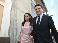 Cum s-a îmbrăcat Mirabela Grădinaru în ziua alegerilor prezidențiale. Cât costă rochia aleasă de partenera lui Nicușor Dan