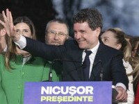 El Pais: Primarul Bucureştiului se profilează drept câştigător al alegerilor prezidenţiale din România. Participarea - record