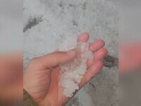 Grindina a lovit puternic în vestul țării. Curțile oamenilor s-au umplut cu gheață
