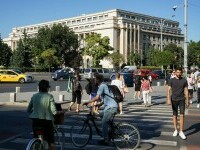 oameni pe strada