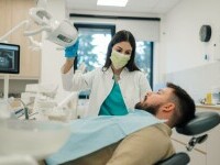 Fumatul maschează problemele stomatologice. Medic: „Boala parodontală devine vizibilă când e prea târziu”