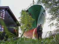 Reacția unui bărbat care a găsit un vapor uriaș în fața casei. „Cinci metri mai la sud şi ar fi intrat în dormitor”