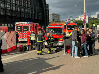 Cel puțin 12 răniți într-un atac cu cuțitul la gara centrală din Hamburg. Unele victime sunt tratate în trenuri