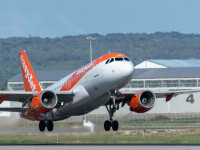 Avion deviat de urgență în Germania, după ce o femeie a încercat să deschidă ușa în zbor. A strigat că e o bombă la bord