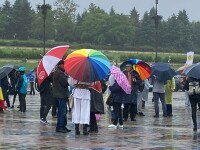 Câți oameni au fost la protestele cerute de George Simion. Un participant a avut o umbrelă în culori ca ale comunității LGBT