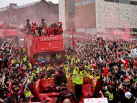 Zeci de răniți după ce un britanic a intrat cu mașina în fanii Liverpool, care sărbătoreau. Momentul atacului. VIDEO