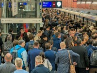 oameni la metrou germania