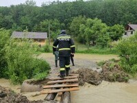 Mai multe drumuri naţionale sunt blocate temporar din cauza ploilor. Pompierii intervin în 16 judeţe şi în Bucureşti. VIDEO