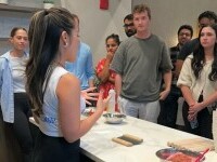 Afacerea cu care o femeie a dat lovitura. Câștigă 10.000 de dolari pe oră învățând oamenii să facă un singur fel de mâncare