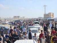 Haos la un centru de distribuţie de alimente din Gaza. Mii de palestinieni înfometați au năvălit pentru a prinde mâncare