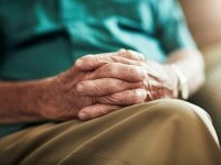 Un bătrân din Neamţ a chemat acasă un bărbat pentru a-l ajuta la treburi gospodăreşti. A doua zi, a avut un șoc