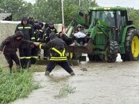 Noi evacuări în Covasna din cauza inundațiilor. Situația se agravează în centrul țării și nordul Moldovei. „N-avem încotro!”