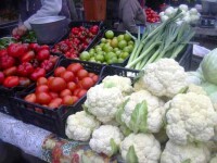 Falsii producatori ridica preturile la fructe si legume in piete
