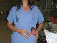 Imagini socante! O asistenta a bagat in buzunar un bebelus nascut prematur