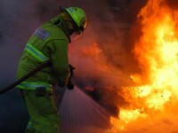 Incendiu puternic in Gorj. O hala cu autobasculante a luat foc